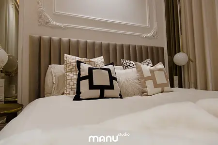 Wnętrze sypialni z szarym wezgłowiem, poduszkami w stylu nowoczesnym, quiet luxury i tradycyjnym.