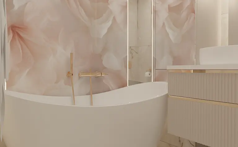 Nowoczesna łazienka z wanną, złotymi detalami i kwiatowym tłem w stylu glamour.