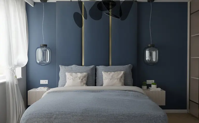 Sypialnia z niebieskimi ścianami i białymi dodatkami, styl glamour i nowoczesny.