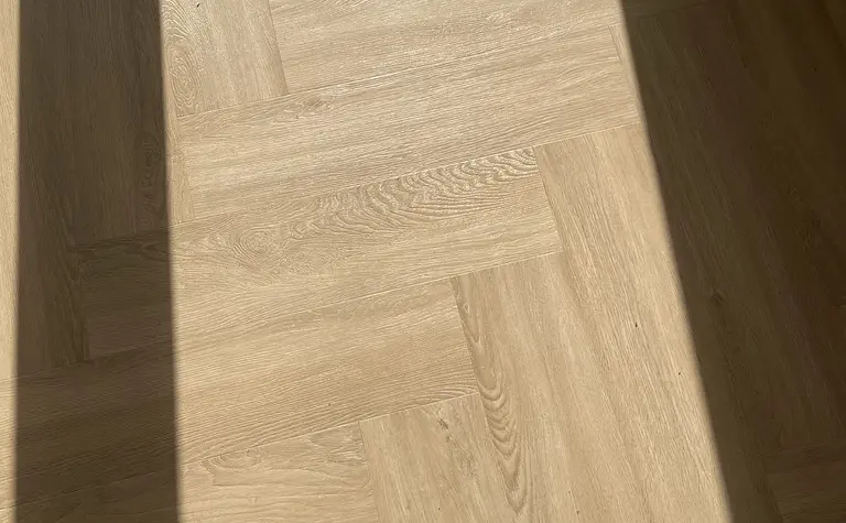 Podłoga w stylu glamour i industrialnym z jasnego drewna, nowoczesne wnętrze