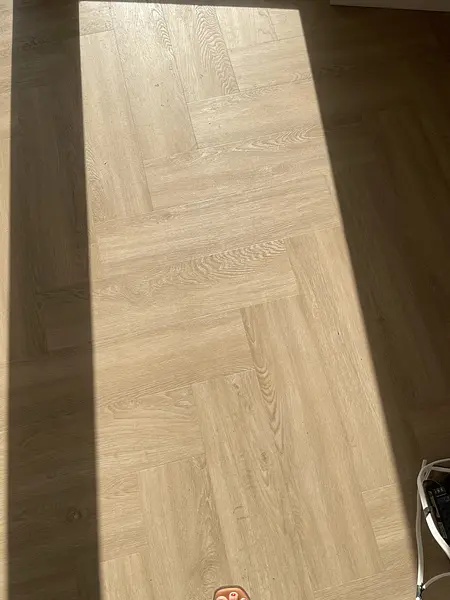 Podłoga w stylu glamour i industrialnym z jasnego drewna, nowoczesne wnętrze