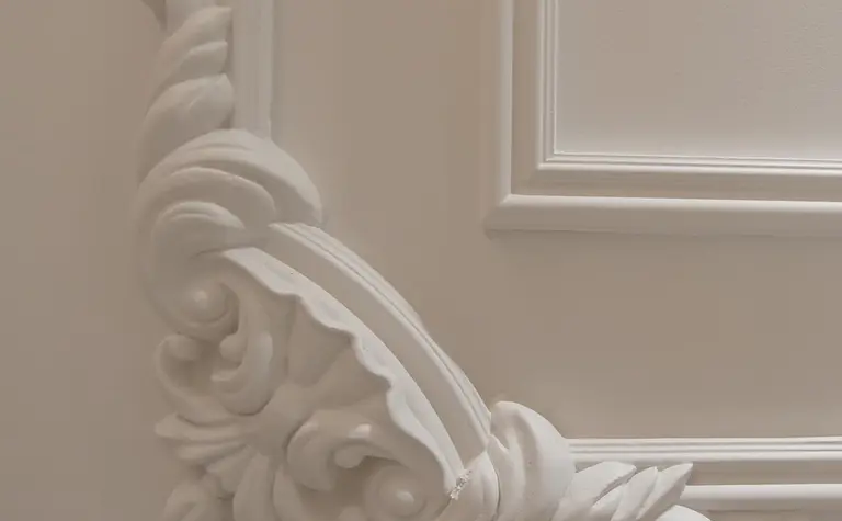 Detale dekoracyjne na białej ścianie, styl nowoczesny, quiet luxury, tradycyjny, współczesny.
