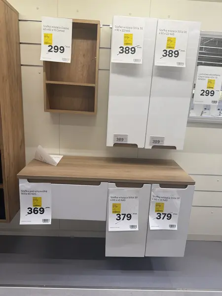 Szafka wisząca z drewnianym blatem w stylu japandi, nowoczesnym i współczesnym.