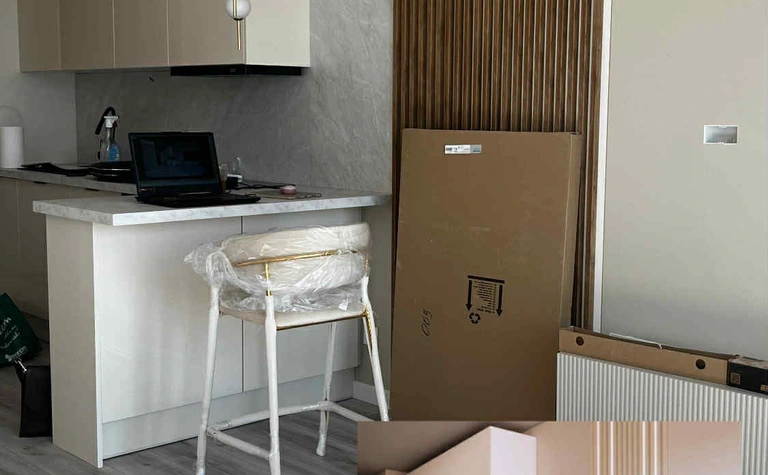 Nowoczesna kuchnia w stylu glamour i minimalistycznym z beżowymi meblami