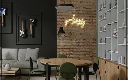Wnętrze jadalni z drewnianym stołem, zielonymi krzesłami i ceglaną ścianą w stylu vintage.
