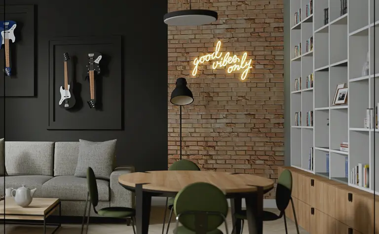 Wnętrze jadalni z drewnianym stołem, zielonymi krzesłami i ceglaną ścianą w stylu vintage.