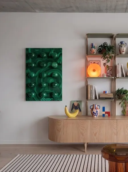 Salon z drewnianą komodą, zielonym obrazem i regałem z lampą; industrialny, minimalistyczny, minimaluxe, soft minimalizm, vintage, współczesny