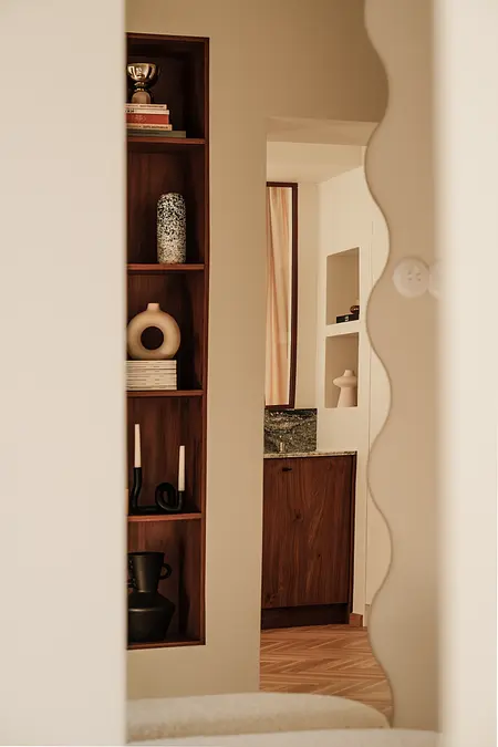 Wnętrze z drewnianymi meblami i akcesoriami w stylu quiet luxury, soft minimalizm, vintage.