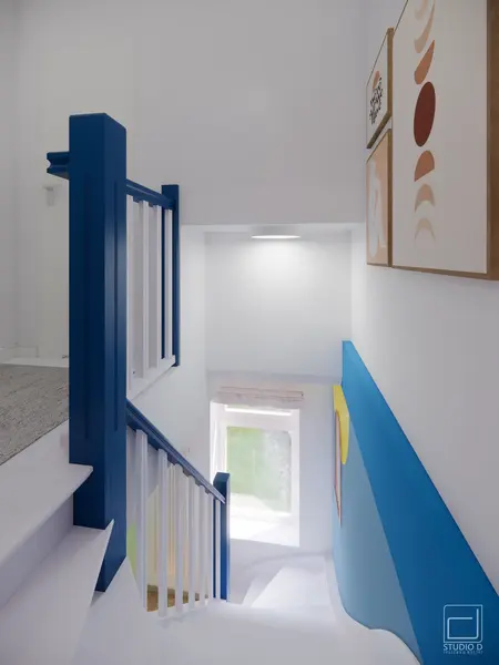 Wnętrze schodów z niebieską balustradą i obrazami, styl dopamine decor.