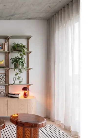 Salon w stylu industrialny, minimalistyczny, minimaluxe, soft minimalizm, vintage, współczesny z regałem i roślinami