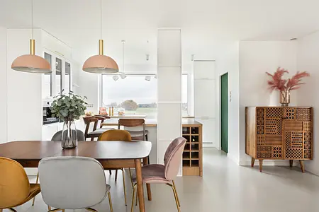 Wnętrze kuchni z elementami art deco, boho i glamour, jasne kolory, drewniane meble.