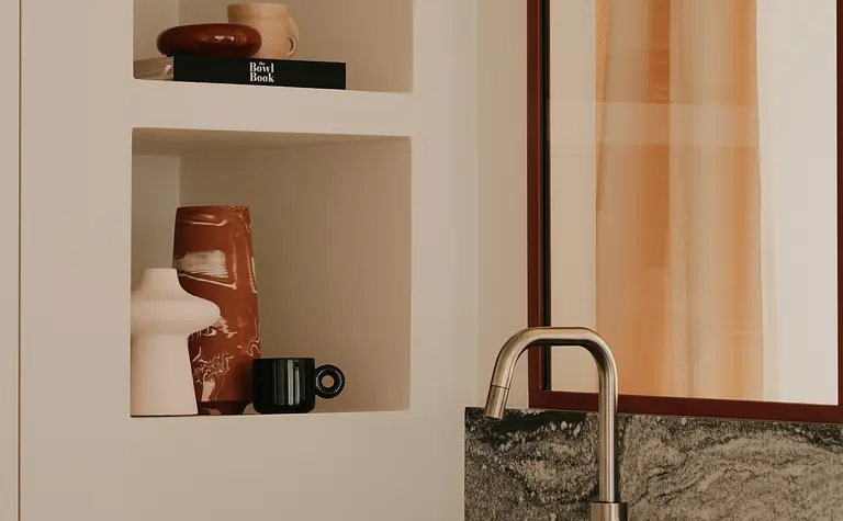 Wnętrze kuchni z elementami quiet luxury, soft minimalizm i vintage.