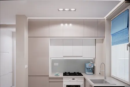 Kuchnia w stylu eklektycznym z nowoczesnymi meblami i skandynawskim akcentem.