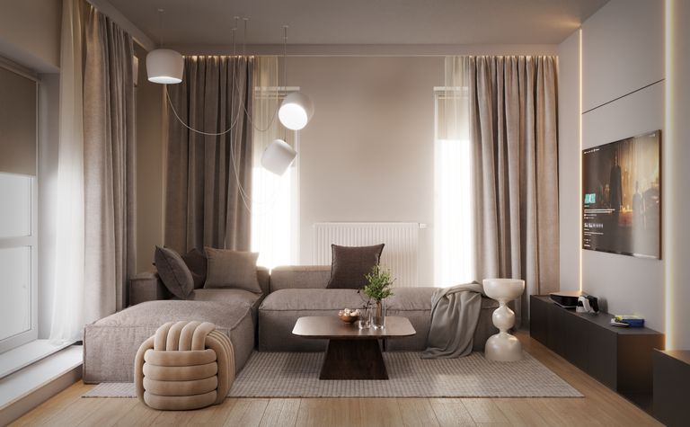 Minimalistyczny salon z beżową sofą, szarymi zasłonami i drewnianym stolikiem.