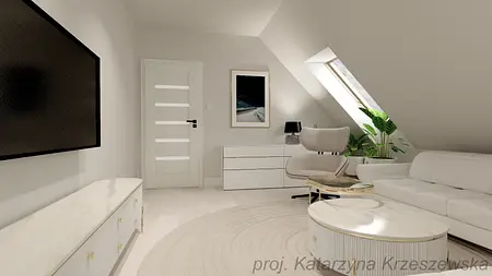 Wnętrze poddasza z białą sofą, drewnianym biurkiem i roślinami