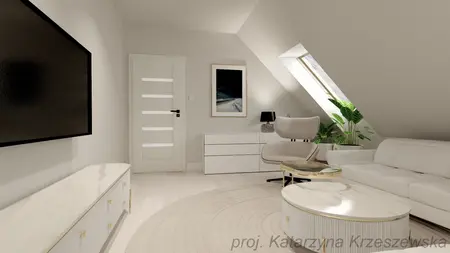 Wnętrze poddasza z białą sofą, drewnianym biurkiem i roślinami