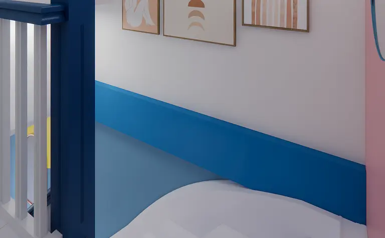 Przedpokój z niebieską balustradą, kolorowymi obrazami i białymi schodami w stylu dopamine decor.