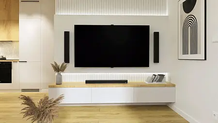 Wnętrze z telewizorem, drewnianą półką i roślinnością, styl industrialny i minimalistyczny.