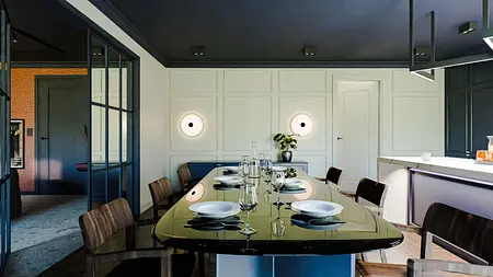 Wnętrze jadalni art deco z czarnym stołem i białymi elementami.