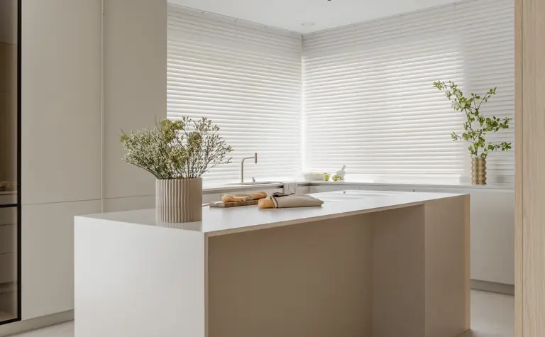 Nowoczesna kuchnia w stylu japandi z minimalistycznym designem, drewnianymi akcentami.