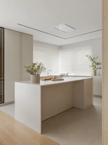Nowoczesna kuchnia w stylu japandi z minimalistycznym designem, drewnianymi akcentami.