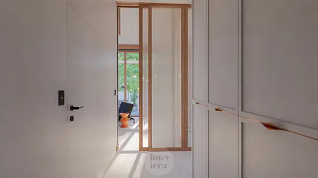 Przedpokój w stylu eklektycznym z elementami dopamine decor, drewniane akcenty.