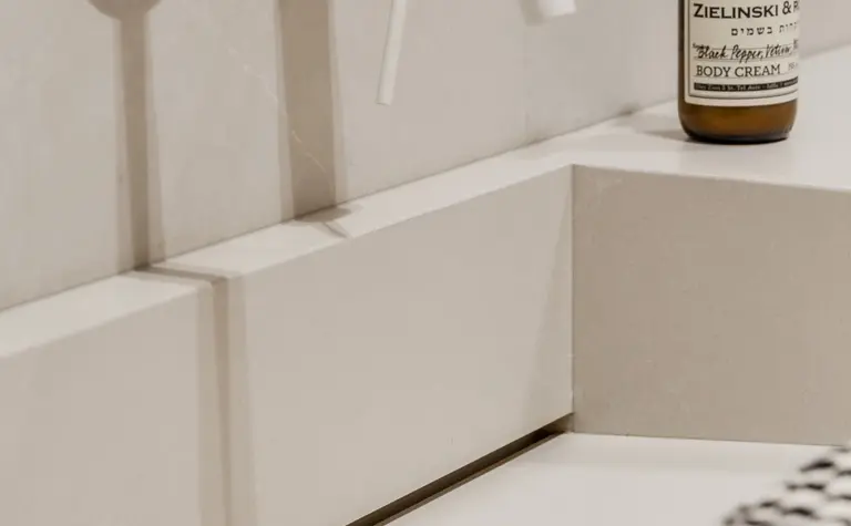 Minimalistyczna łazienka w stylu japandi z białymi akcentami.