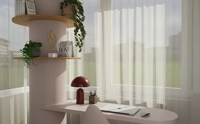 Gabinet w stylu eklektycznym z różowym biurkiem i drewnianymi akcentami.