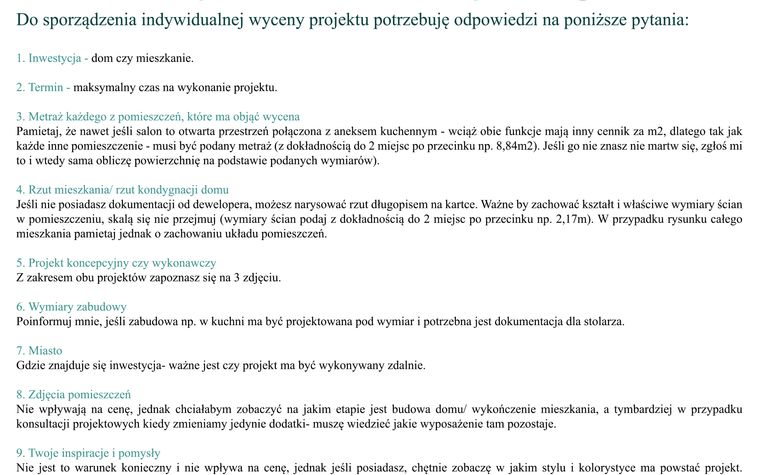 Wnętrze biura w stylu boho z drewnianym biurkiem i minimalistycznymi akcentami.
