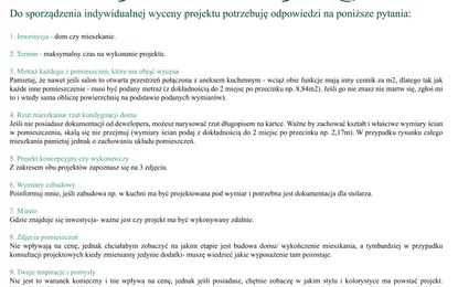 Wnętrze biura w stylu boho z drewnianym biurkiem i minimalistycznymi akcentami.
