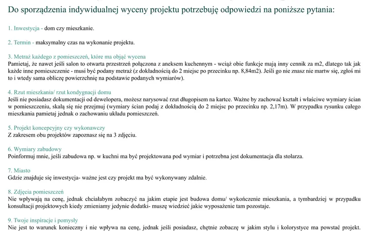 Wnętrze biura w stylu boho z drewnianym biurkiem i minimalistycznymi akcentami.