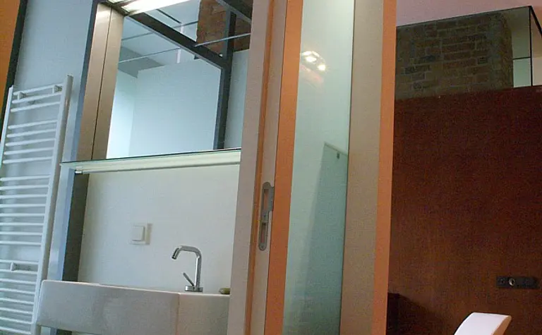 Łazienka z eklektycznymi detalami i industrialnymi akcentami, nowoczesny design.