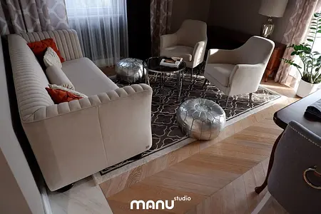 Salon w tradycyjnym stylu z jasnymi meblami i dekoracjami.