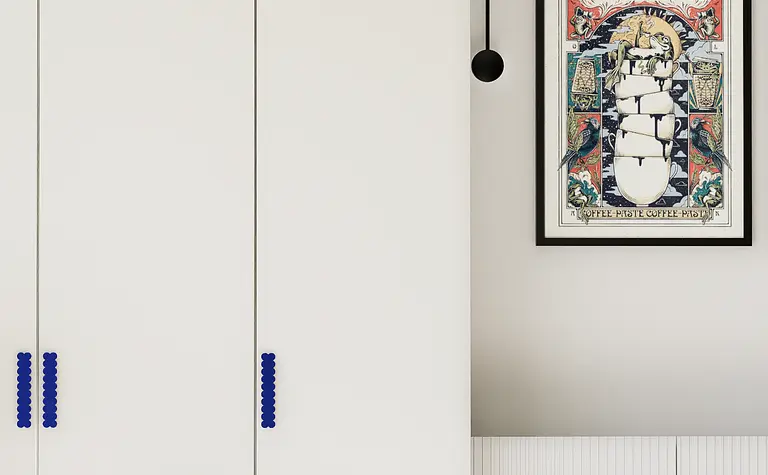 Nowoczesne wnętrze z białymi meblami i grafiką w stylu dopamine decor.