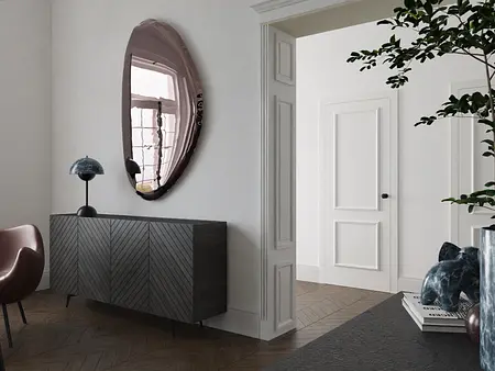 Wnętrze z lustrem w stylu art deco, eklektycznym i vintage, z drewnianymi akcentami.