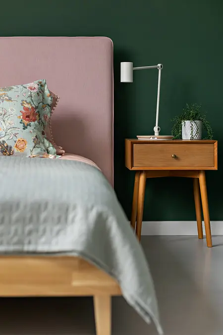 Sypialnia z różowym łóżkiem, zieloną ścianą oraz dodatkami w stylu art deco, boho, glamour.