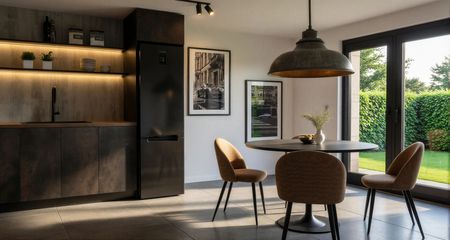 Wnętrze kuchni w stylu industrialnym i minimalistycznym z drewnianymi akcentami