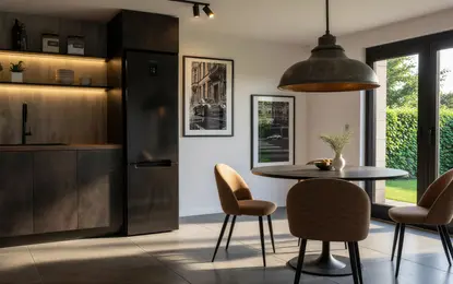 Wnętrze kuchni w stylu industrialnym i minimalistycznym z drewnianymi akcentami
