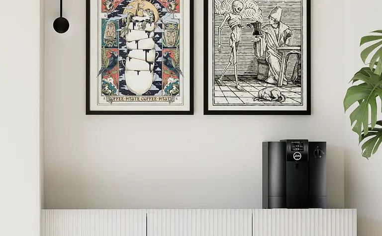 Nowoczesne wnętrze z białym kredensem i plakatami w stylu dopamine decor.