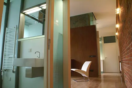 Nowoczesna łazienka z białą umywalką, szarymi ścianami i eklektycznymi detalami.