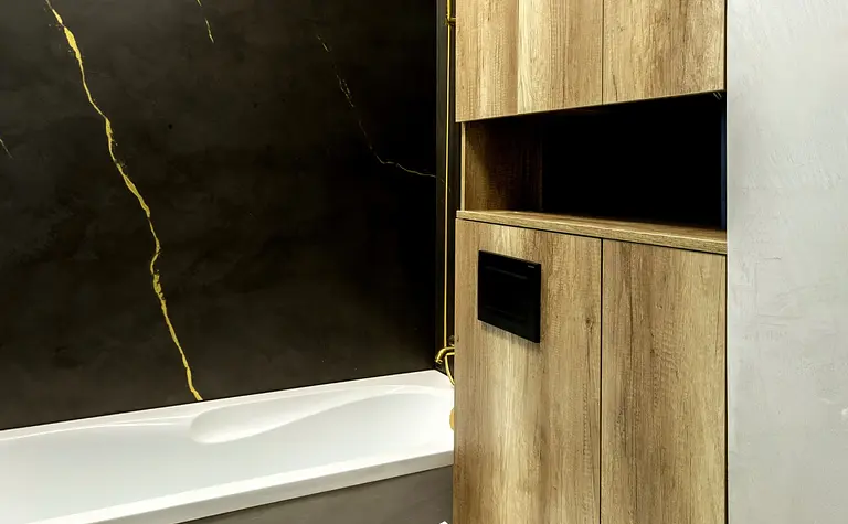 Nowoczesna łazienka z drewnianymi meblami i złotymi akcentami, minimalistyczny design.