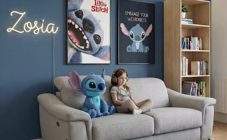 Pokój dziecięcy z szarym sofą, niebieską ścianą i dekoracjami minimalistycznymi, nowoczesnymi.