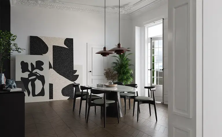 Wnętrze jadalni w stylu art deco z drewnianym stołem, czarnymi krzesłami i nowoczesną sztuką.