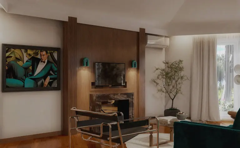 Wnętrze salonu w stylu art deco, quiet luxury, współczesnym z zieloną sofą.
