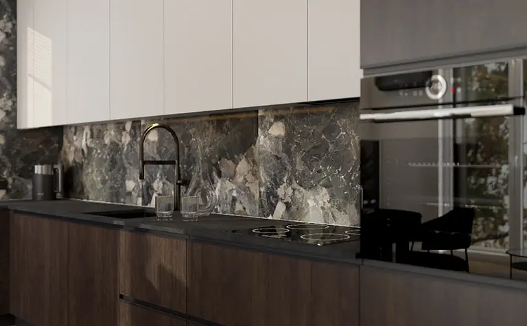 Kuchnia w stylu quiet luxury, współczesna z marmurowym blatem i ciemnymi szafkami.