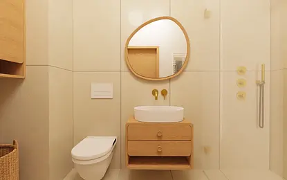 Wnętrze łazienki w stylu japandi z drewnianymi meblami i eleganckim lustrem.