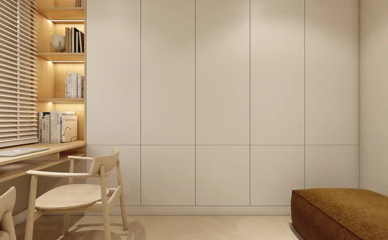Minimalistyczne biuro w stylu japandi z drewnianym biurkiem i jasnymi meblami.