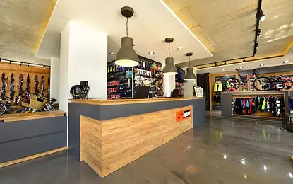 Wnętrze sklepu sportowego z rowerami i akcesoriami, nowoczesny design.