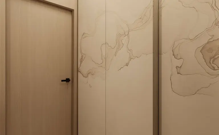 Nowoczesny hol w stylu japandi z drewnianymi ścianami i minimalistycznymi detalami.