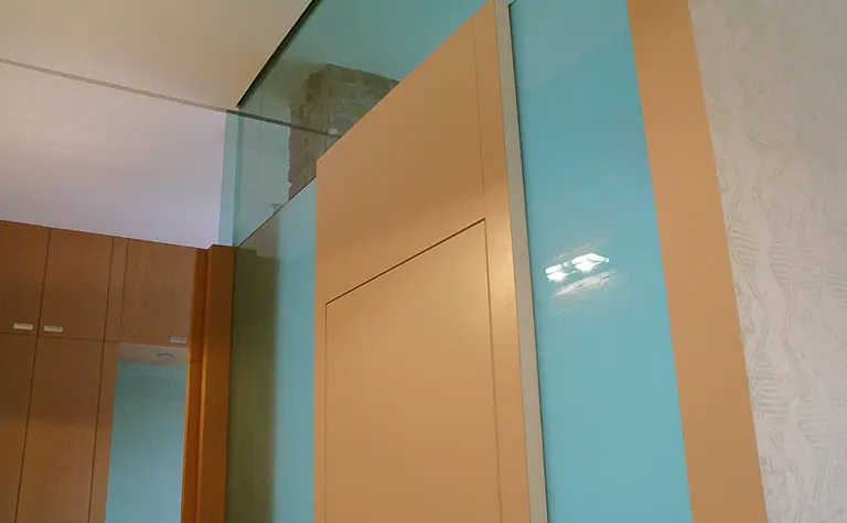 Eklektyczne wnętrze z niebieskimi akcentami i industrialnymi detalami.